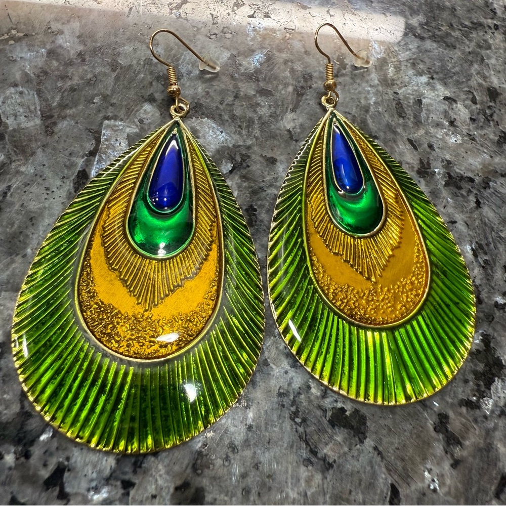 2/$29 or 3/$39 NWOT Green and Gold Peacock Feather Earrings - Picture 3 of 4